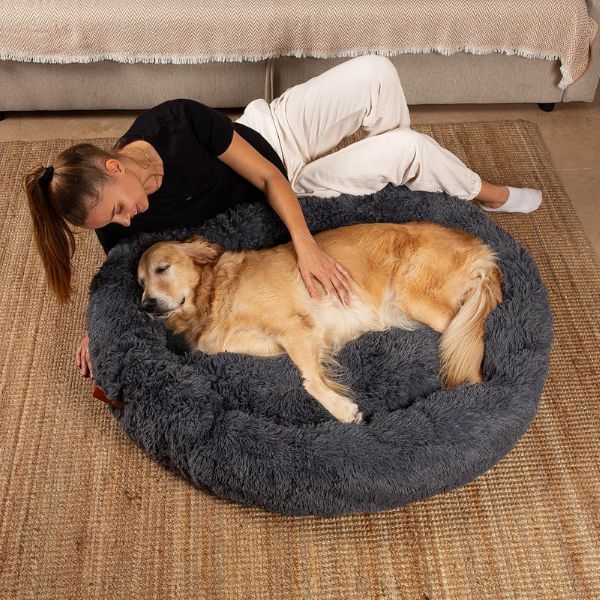 Hund schläft auf Original Belune flauschiges Hundebett